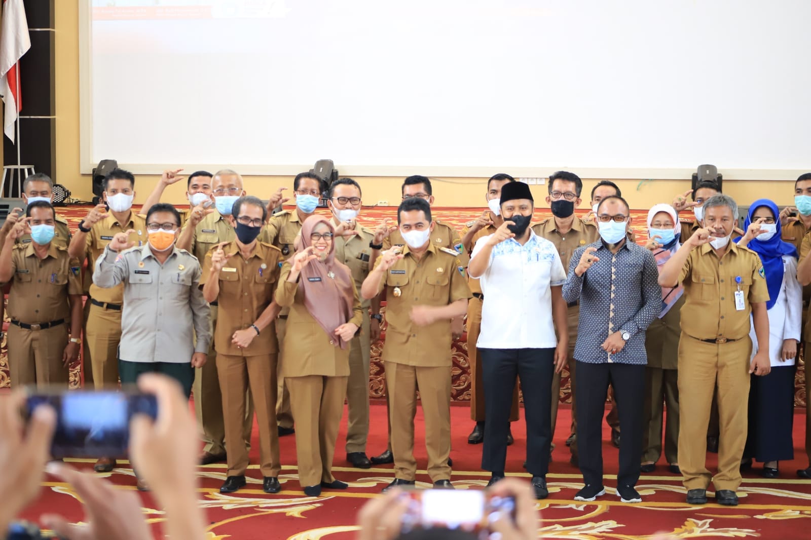 Wabup Serahkan Anugerah Pemeringkatan PPID Pessel Tahun 2021