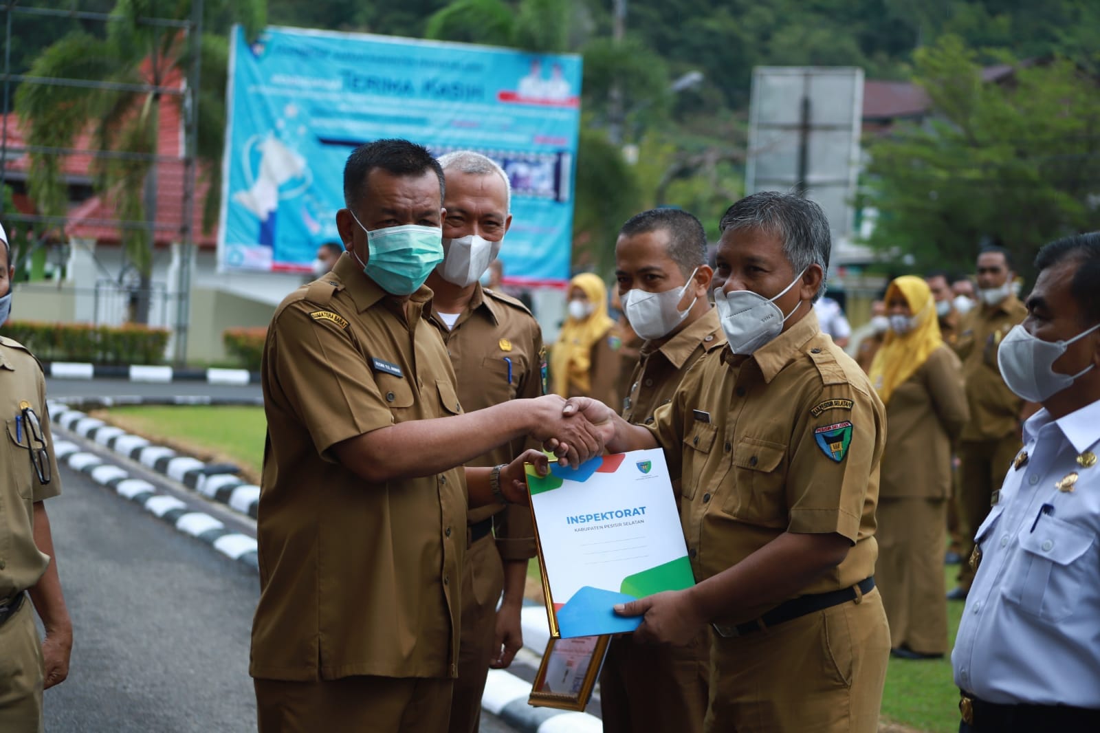 Kominfo Pessel Terbaik II atas penghargaan ketaatan mewujudkan visi-misi bupati