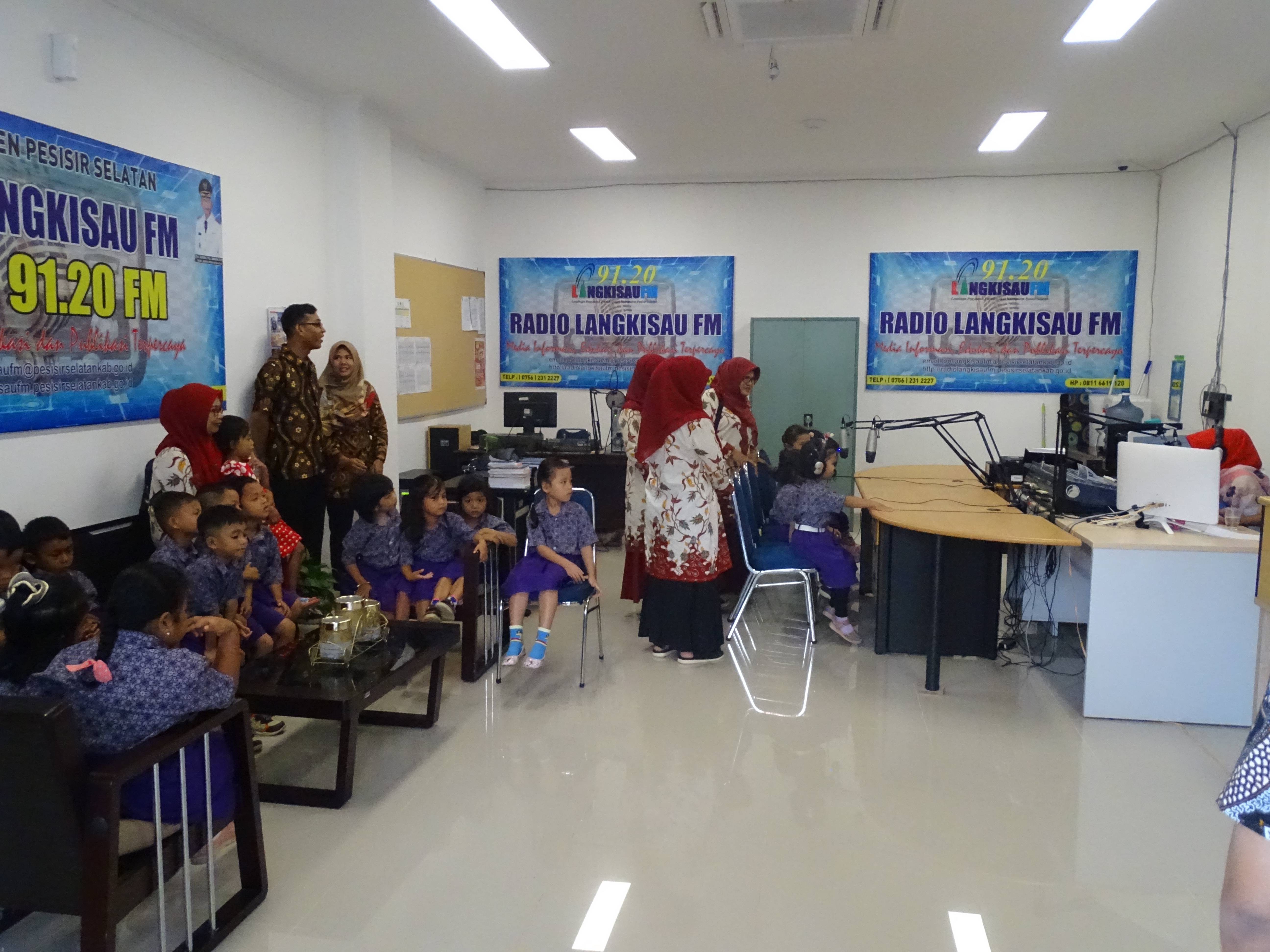Keceriaan 157 Siswa TK Pembina Semarakkan Diskominfo Dan LPPL Radio Langkisau FM