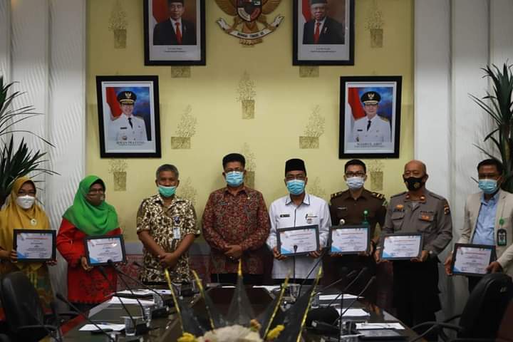 Bupati Pesisir Selatan Serahkan Penghargaan Penduli Penyiaran
