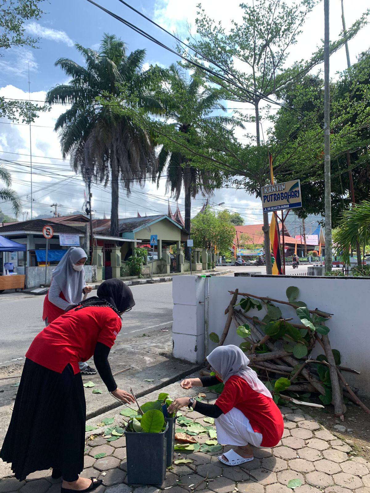 Pegawai Diskominfo Lakukan Aksi Bersih -Bersih di Kantor dan Taman