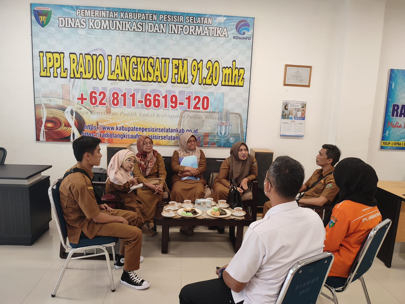 Penyiar Lansek Manih 93,6 FM LPPL Kabupaten Sinjunjung Salami Sahabat Langkisau
