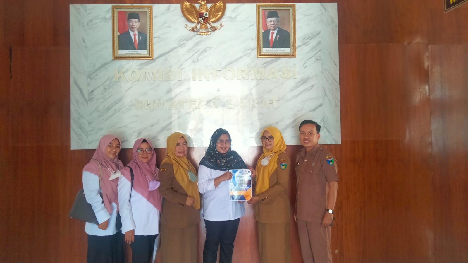 PPID Kab. Pessel serahkan Laporan Layanan Informasi Publik ke Komisi Informasi