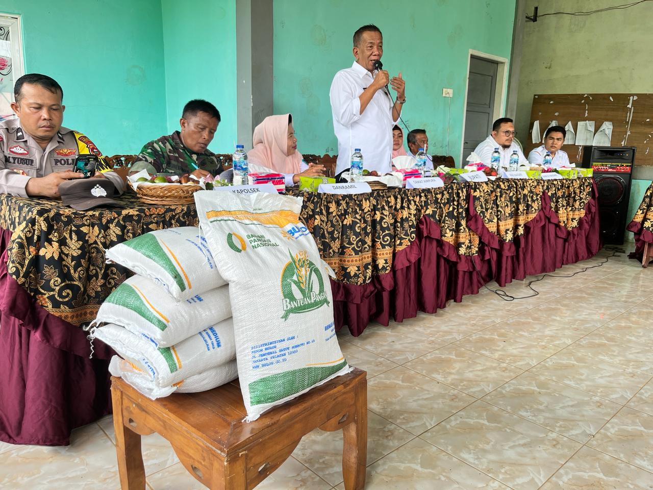 Bupati Salurkan Bantuan Pangan Pada KPM di Nagari Damar Delapan Inderapura