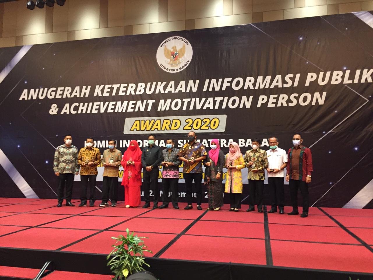 Sekda Erizon Terima Penghargaan Achievement Motivation Person 2020 Dari KI Provinsi Sumatera Barat